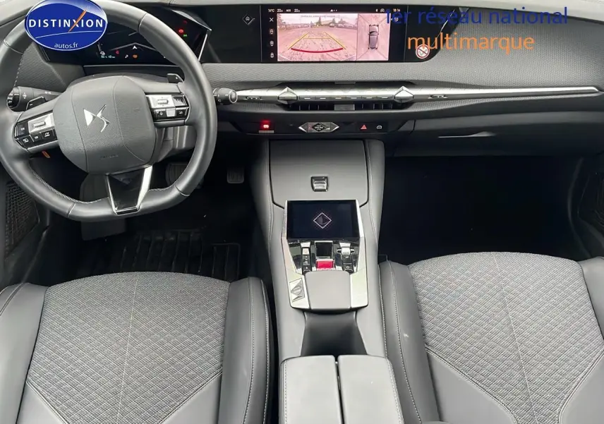 Intérieur avant du DS4 E-tense 225 noir, vue du tableau de bord et console centrale avec écran tactile et volant cuir.