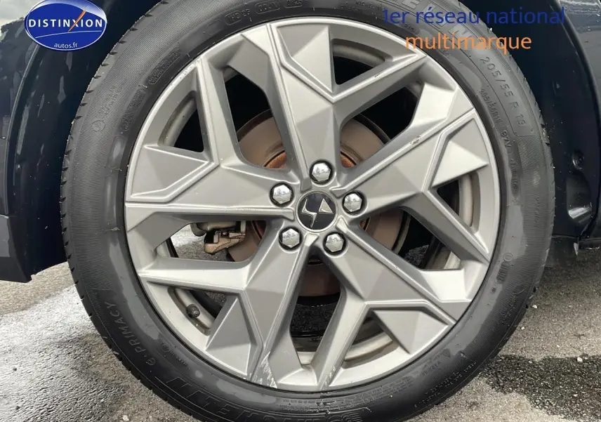 Gros plan sur la jante 19 pouces Sapporo argentée du DS4 E-tense 225 Cross Trocadero noir, vue côté gauche.