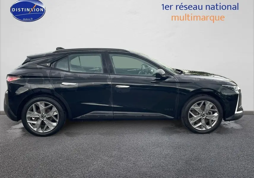 Profil côté gauche d'un DS4 E-tense 225 Cross Trocadero noir avec jantes alliage 19 pouces Sapporo.