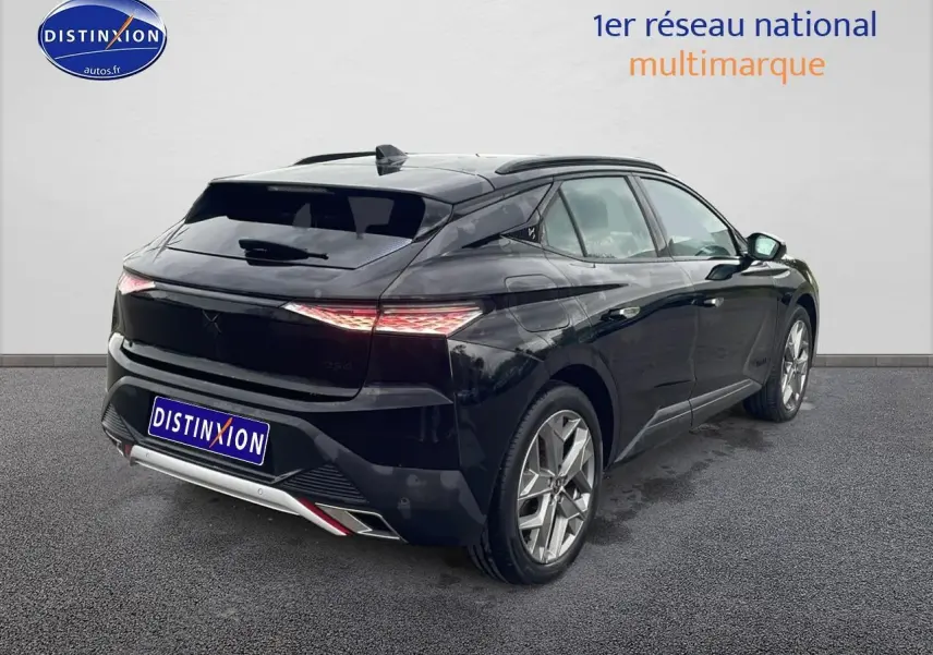 Vue 3/4 arrière droite d'une DS4 E-tense 225 Cross Trocadero noire avec feux arrière LED et jantes 19 pouces.