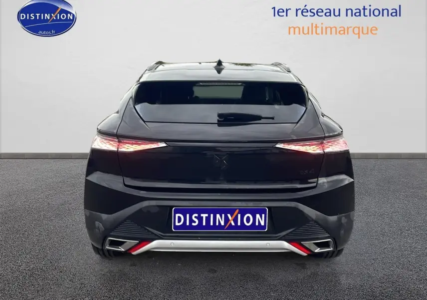 Vue arrière du DS4 E-tense 225 Cross Trocadero noir avec feux LED et sorties d'échappement chromées visibles.