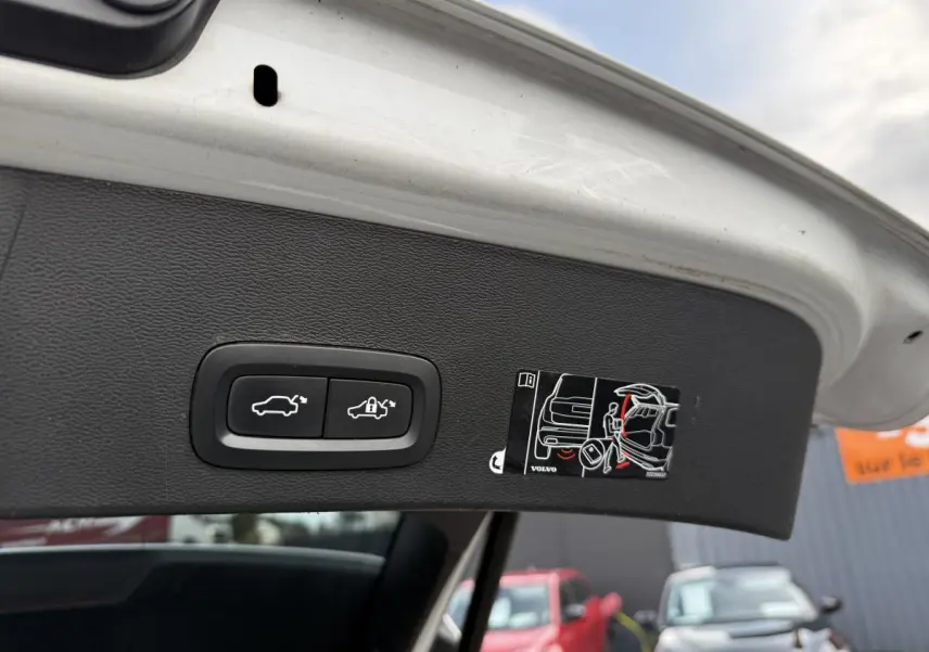 Détail du hayon blanc du Volvo XC40 Momentum T3 2020 avec boutons d'ouverture et fermeture du coffre visibles.