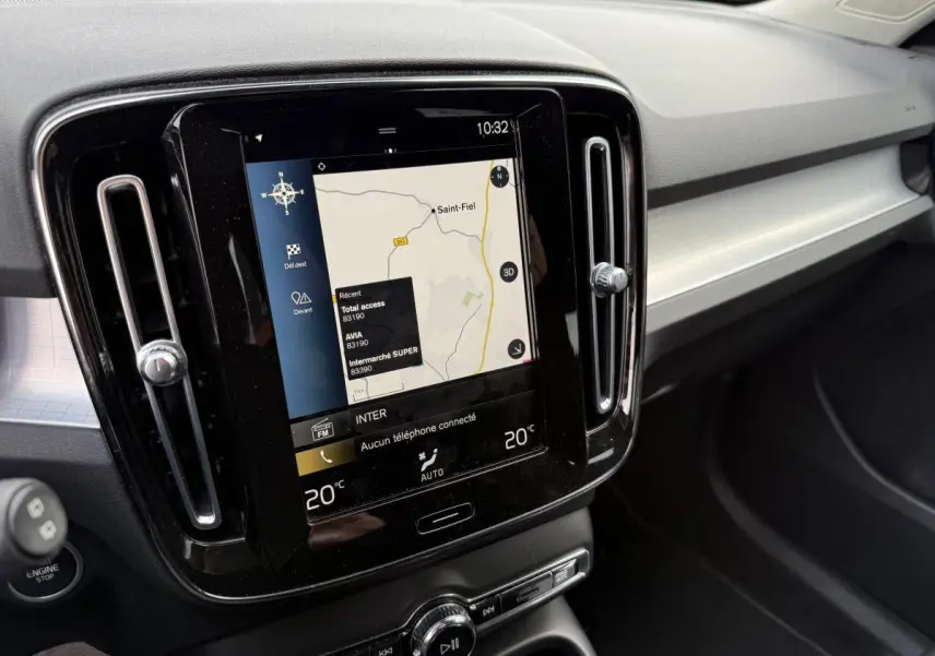 Vue rapprochée de l’écran tactile central et tableau de bord gris clair du Volvo XC40 Momentum blanc de 2020.