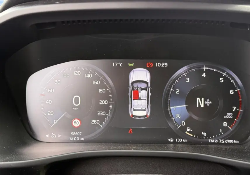 Tableau de bord digital du Volvo XC40 T3 Momentum 2020 affichant la vitesse, régime et porte arrière ouverte.