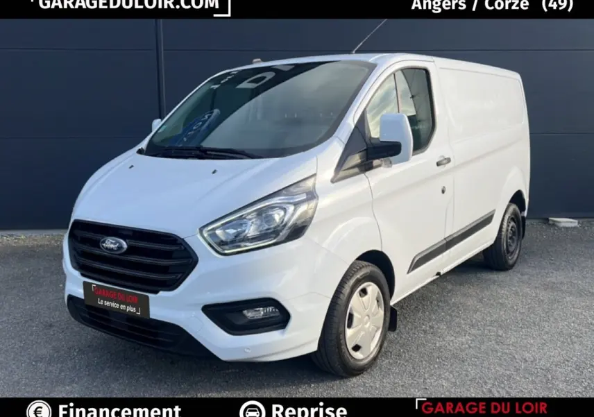 Vue 3/4 avant droite d'un Ford Transit Custom Fourgon blanc avec calandre noire et feux LED.
