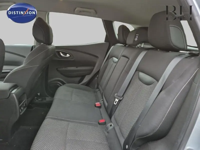 Vue intérieure du Renault Kadjar 2022 montrant les sièges arrière en tissu carbone foncé avec ceintures de sécurité grises.