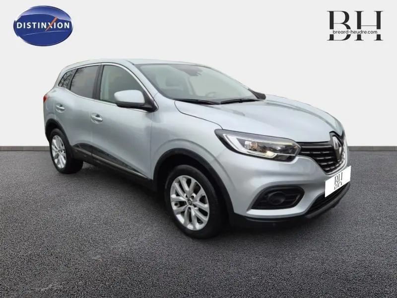 Renault Kadjar blanc en vue 3/4 avant droit, avec jantes alu et calandre noire distinctive.