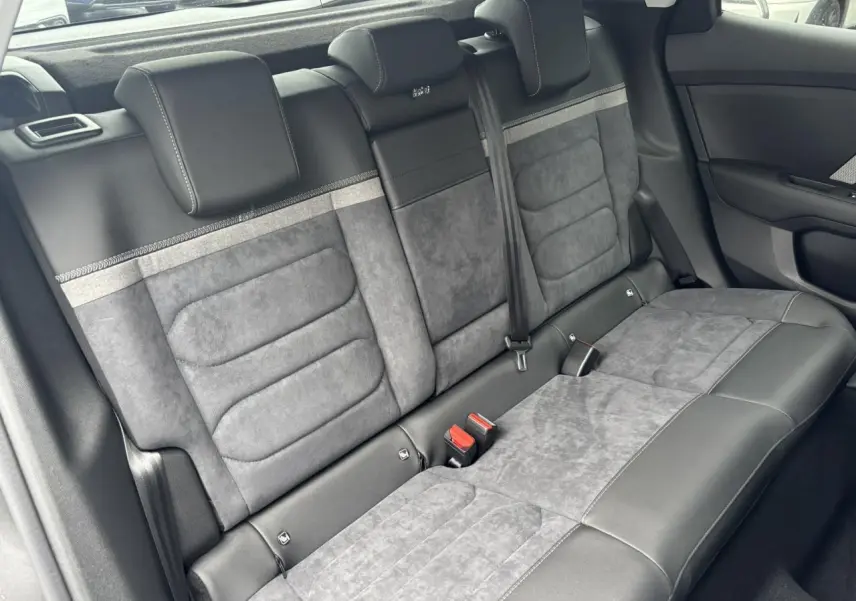 Vue intérieure de la banquette arrière en Alcantara gris avec ceintures et appuie-têtes sur Citroën C4 2024.