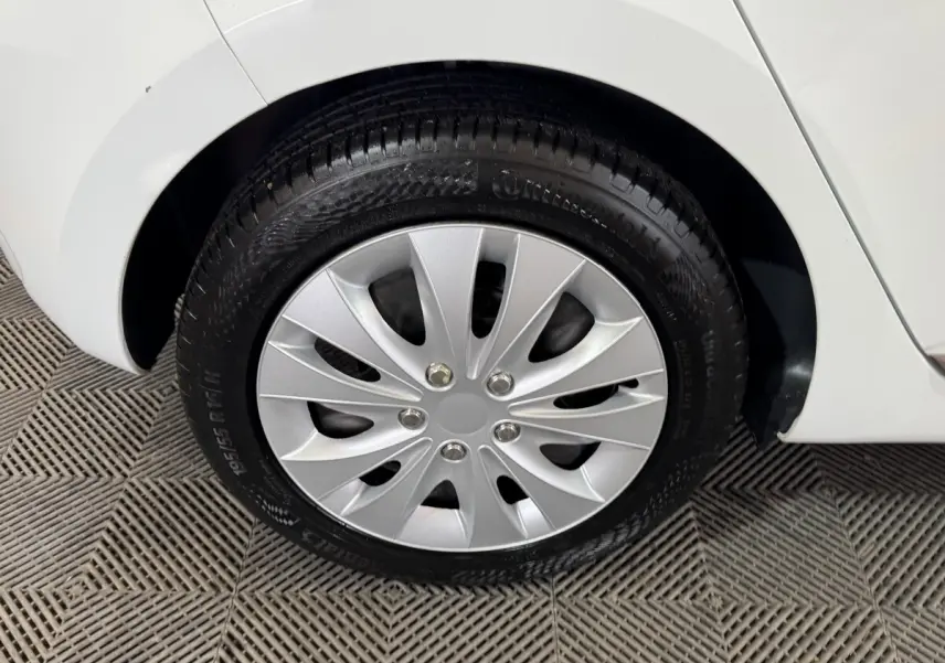 Gros plan sur la roue arrière droite de la Renault Clio Business blanche, avec jante en alliage argenté et pneu Continental.