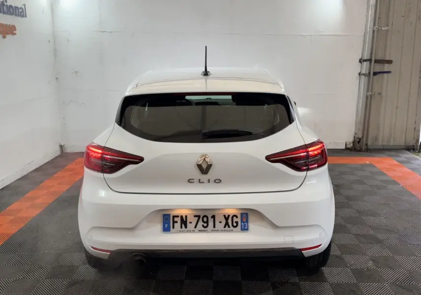 Vue arrière d'une Renault Clio blanche de 2020 avec feux LED et plaque d'immatriculation française visible.