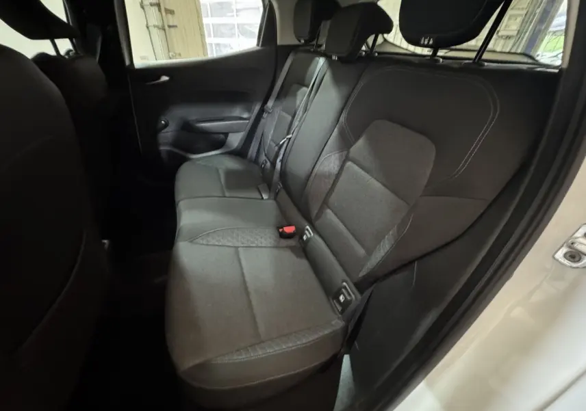 Vue côté droit des sièges arrière noirs de la Renault Clio Business TCe 100 blanche de 2020, portes ouvertes.