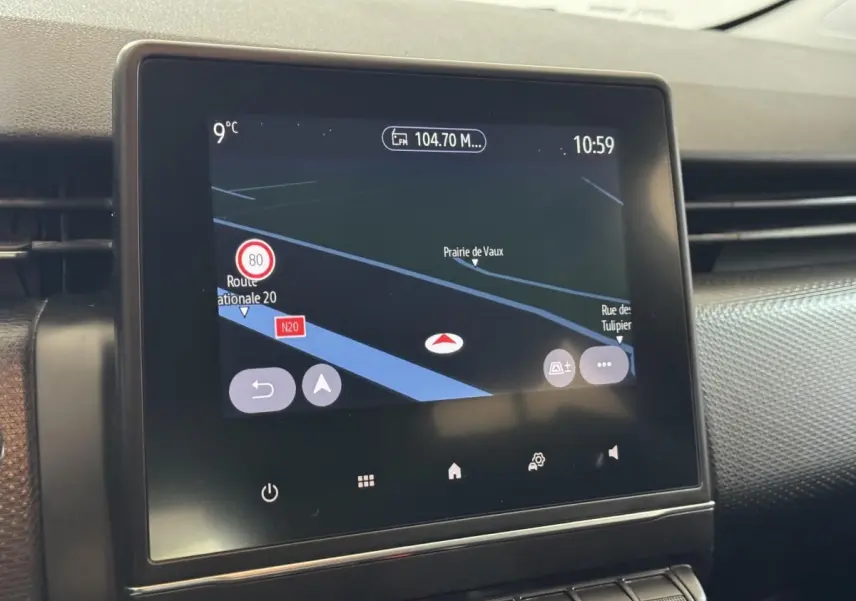 Écran tactile central affichant la navigation 3D dans l’habitacle de la Renault Clio Business TCe 100 blanc.
