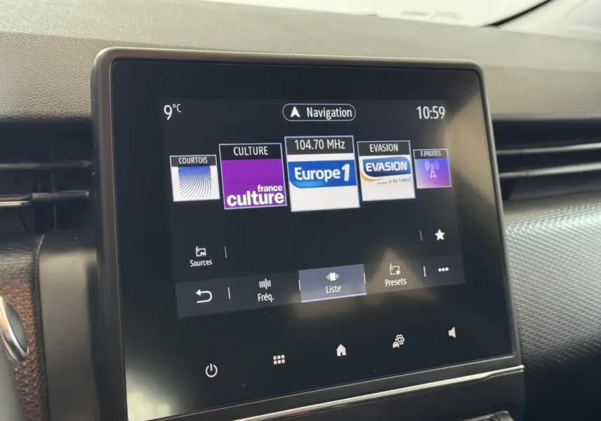 Écran tactile central de la Renault Clio Business 2020 affichant les stations radio avec tableau de bord noir.