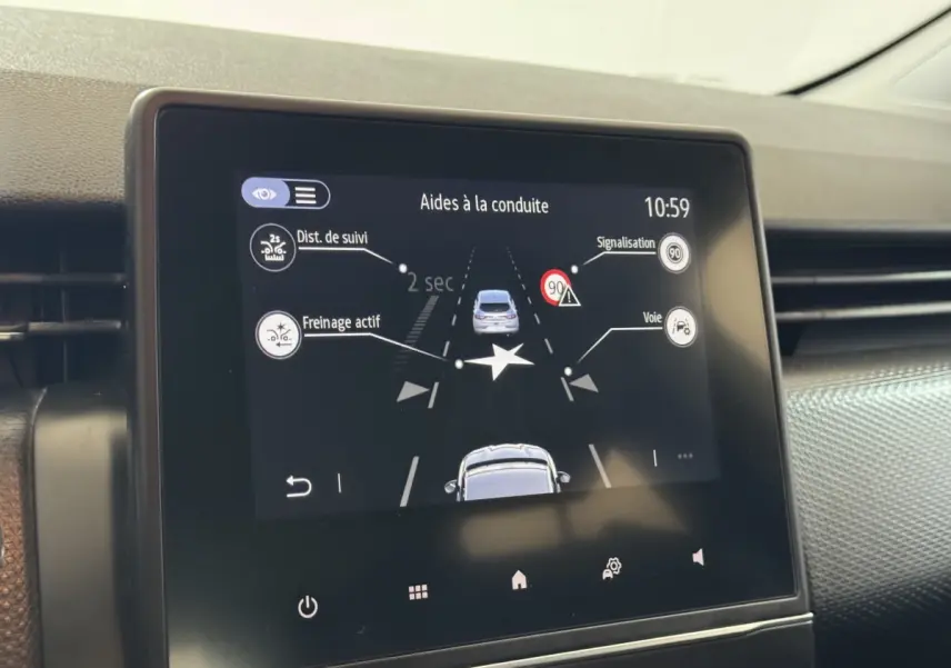 Écran tactile central de la Renault Clio Business TCe 100 2020 montrant les aides à la conduite.