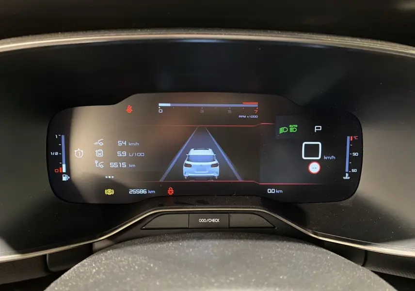 Tableau de bord numérique du Citroën C5 Aircross gris platinium 2023, affichant la vitesse et la consommation.