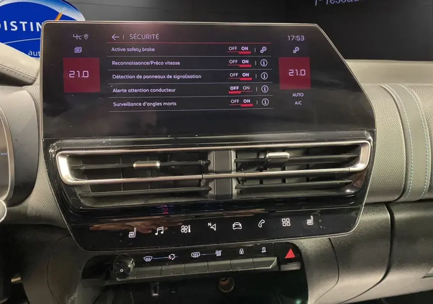 Écran tactile central affichant les réglages de sécurité dans l’habitacle noir du Citroën C5 Aircross 2023.