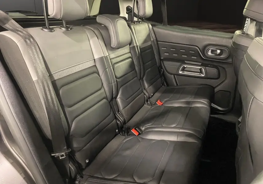Vue latérale droite de la banquette arrière en cuir noir du Citroën C5 Aircross 2023, finition Shine Pack.