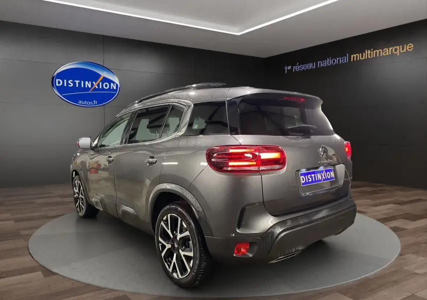 Vue 3/4 arrière droite du Citroën C5 Aircross gris platinium 2023 avec feux LED et jantes alliage noires.
