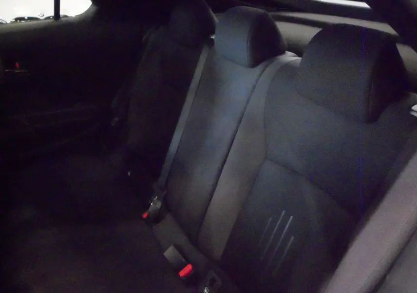 Vue intérieure des sièges arrière en tissu gris foncé du Toyota C-HR Hybride 140 CH Style 2025.