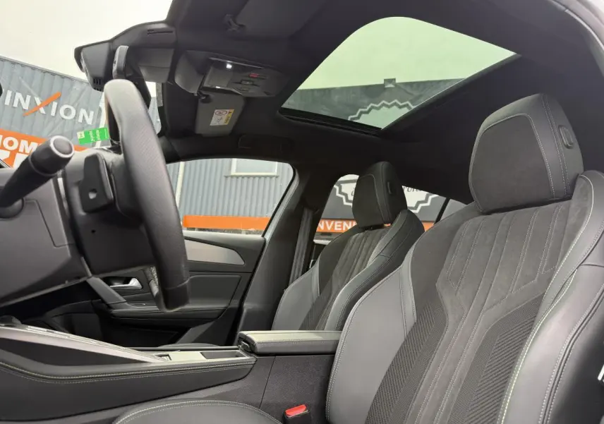 Intérieur de la Peugeot 408 blanc, vue côté gauche sur sièges sport en tri-matière et toit panoramique noir.
