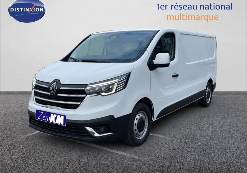 Renault Trafic Fourgon blanc glacier vu en 3/4 avant droit, avec calandre chromée et phares LED allumés.