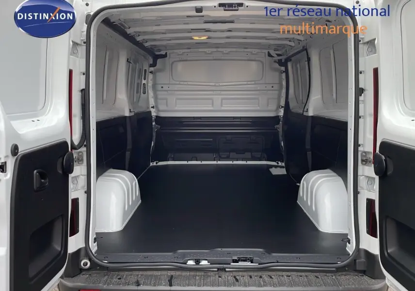 Vue arrière ouverte du Renault Trafic Fourgon blanc glacier montrant l'espace de chargement vide et les portes battantes ouvertes.