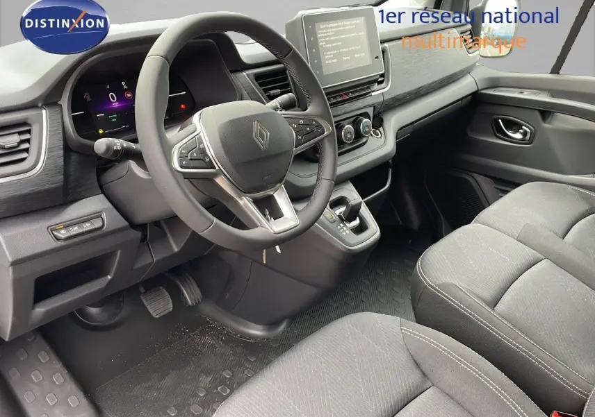 Intérieur du Renault Trafic Fourgon 2025 vu côté conducteur, tableau de bord moderne et sièges tissu noir.