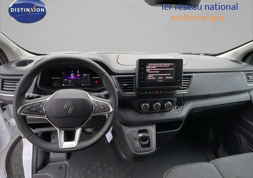Vue intérieure du tableau de bord du Renault Trafic Fourgon blanc glacier, avec volant multifonctions et écran tactile central.