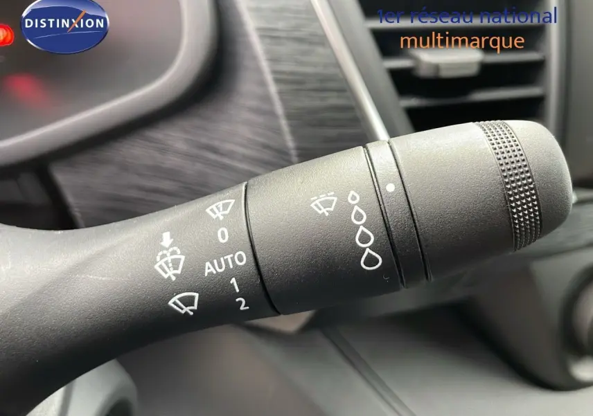 Gros plan sur la manette d'essuie-glace du Renault Trafic Fourgon blanc Glacier, montrant les réglages automatiques et manuels.