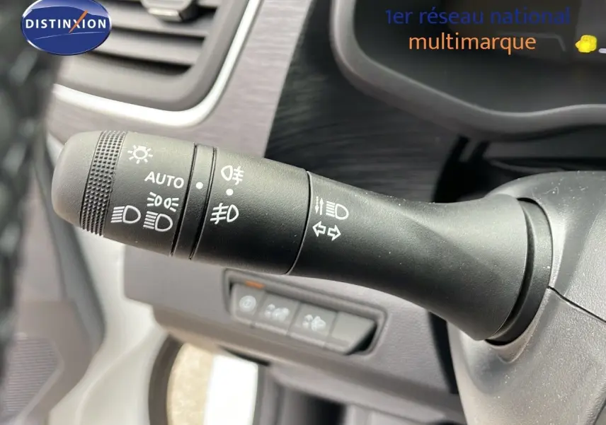 Gros plan sur la manette des feux et clignotants dans l'habitacle d'un Renault Trafic blanc glacier 2025.