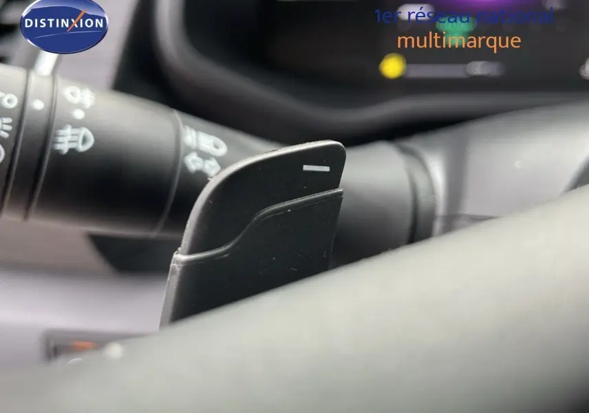 Gros plan sur la palette de changement de vitesse noire côté droit du volant du Renault Trafic Fourgon blanc glacier 2025.