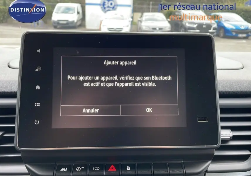 Écran tactile central du tableau de bord du Renault Trafic Fourgon blanc glacier, avec menu Bluetooth affiché.