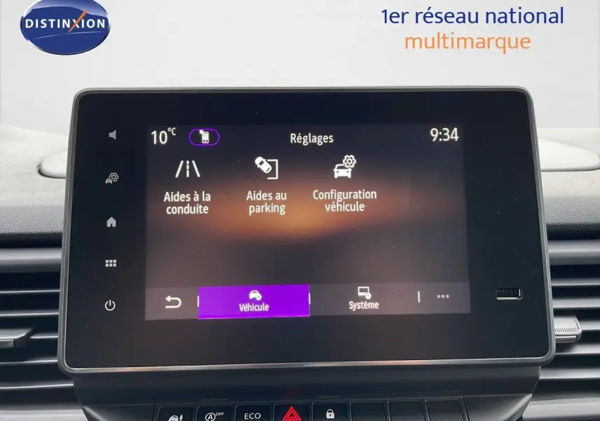 Écran tactile central du Renault Trafic Fourgon 2025 affichant les réglages d'aides à la conduite et parking.