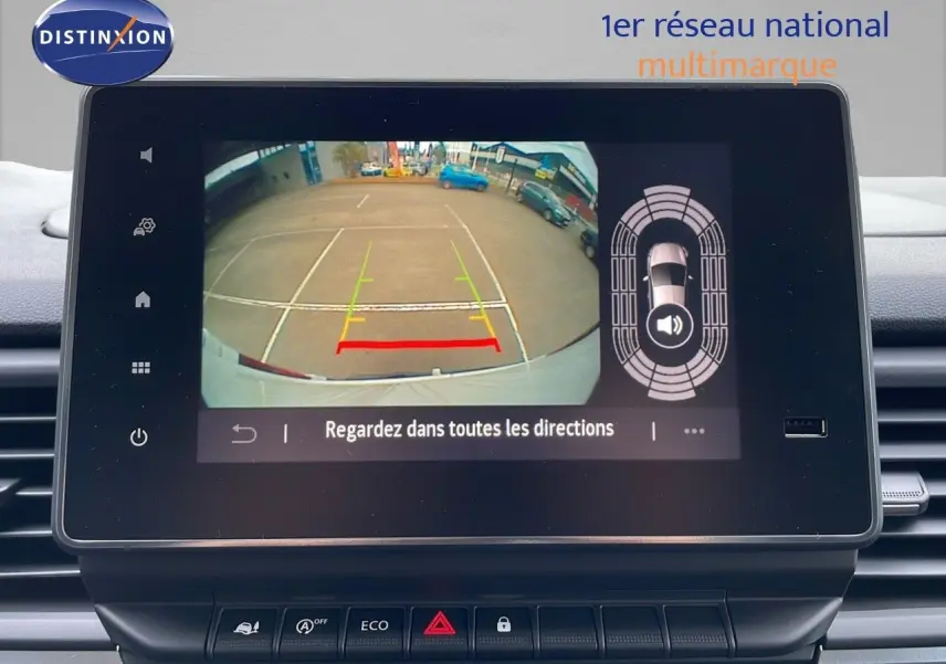 Écran central montrant la caméra de recul du Renault Trafic Fourgon blanc Glacier avec aides au stationnement.