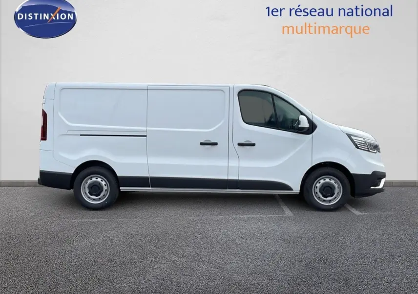Profil côté gauche d'un fourgon Renault Trafic blanc glacier 2025 avec portes coulissantes et jantes acier simples.