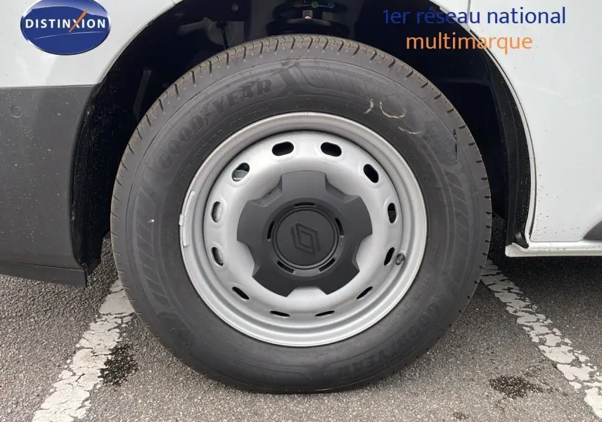 Gros plan sur la roue avant gauche du Renault Trafic Fourgon blanc glacier, avec jante acier et logo Renault central.