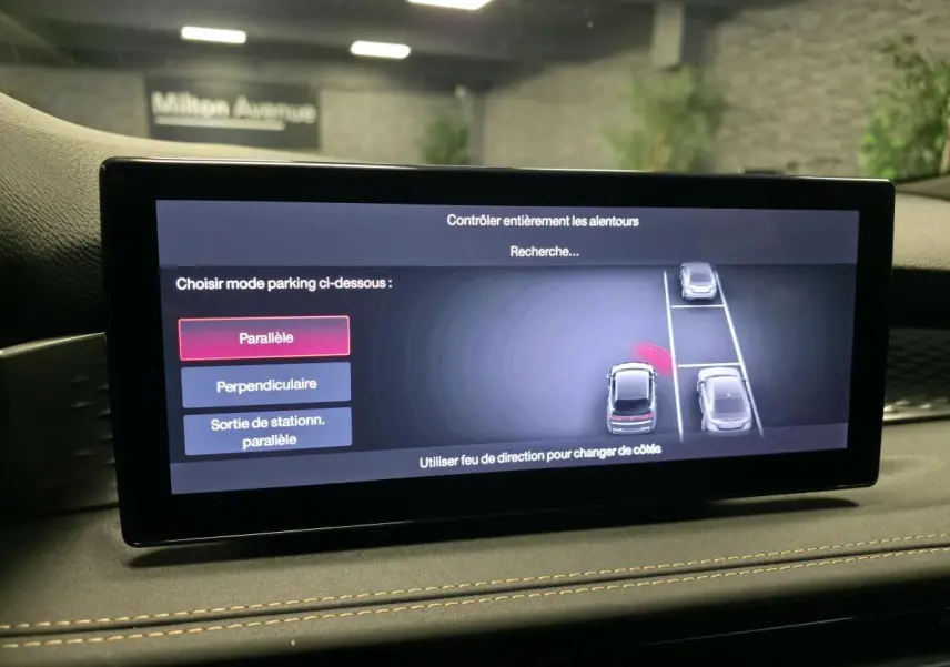 Écran central de l'Alfa Romeo Tonale 2025 montrant l'aide au stationnement semi-autonome en mode parallèle.