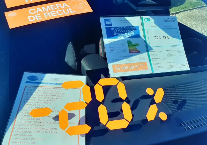 Vue avant du Hyundai Tucson 1.6 T-GDI hybride N-Line Abyss Black, avec affichage 20% sur pare-brise et étiquettes promotionnelles.