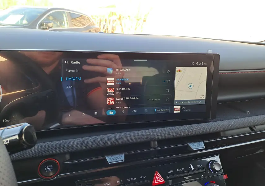 Intérieur du Hyundai Tucson 2025 noir, vue sur l’écran tactile central affichant la radio DAB/FM et la navigation.