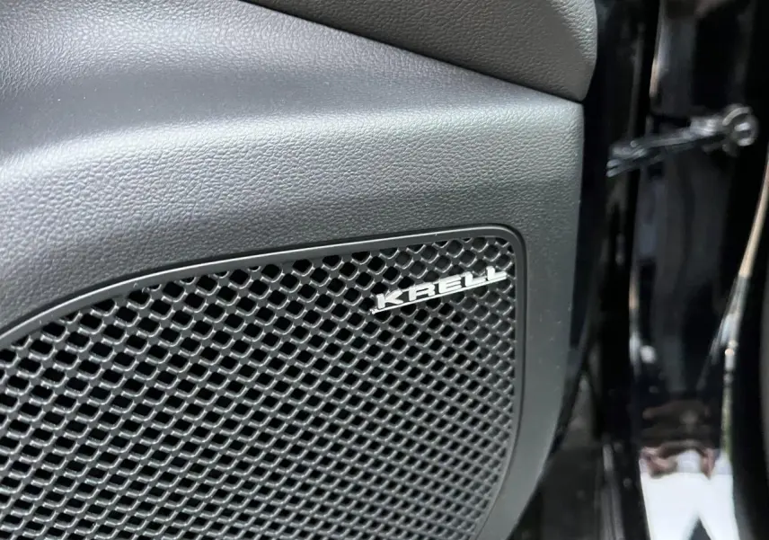 Gros plan sur le haut-parleur Krell intégré dans la porte intérieure d’un Hyundai Tucson 2025 couleur Abyss Black.