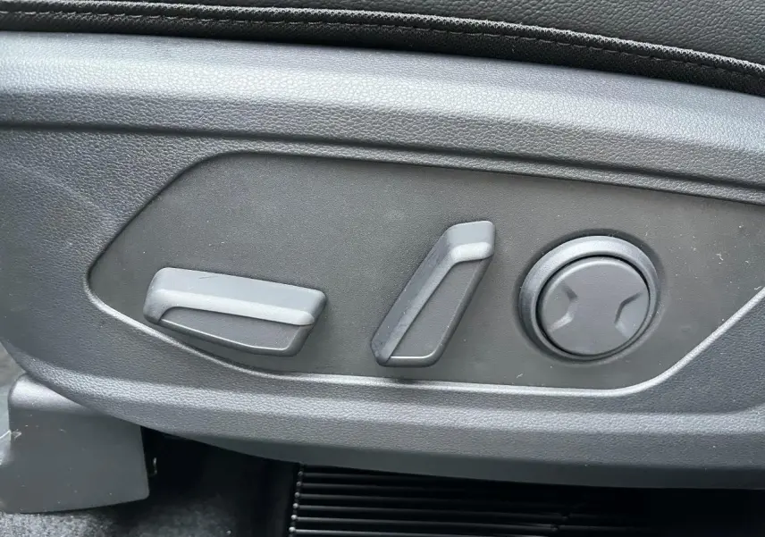 Détail des commandes de réglage électrique du siège côté gauche du Hyundai Tucson 2025 en noir.