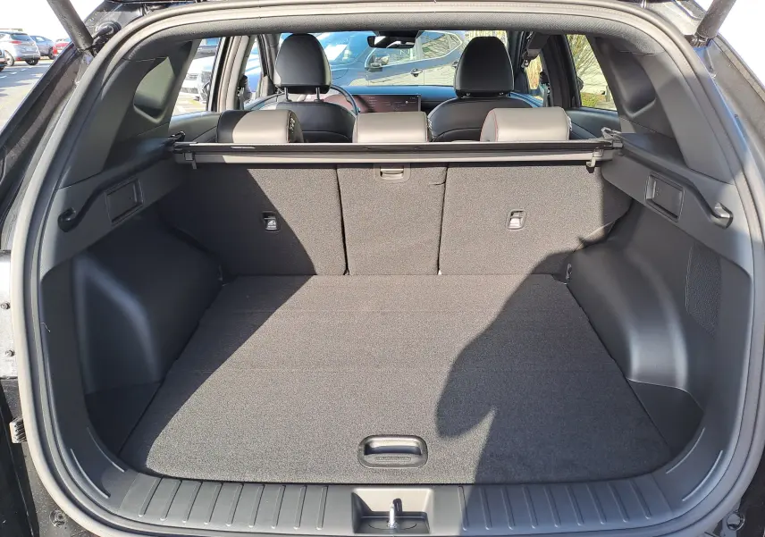 Vue arrière du coffre spacieux du Hyundai Tucson 2025 Abyss Black, avec banquette arrière et intérieur noir visibles.