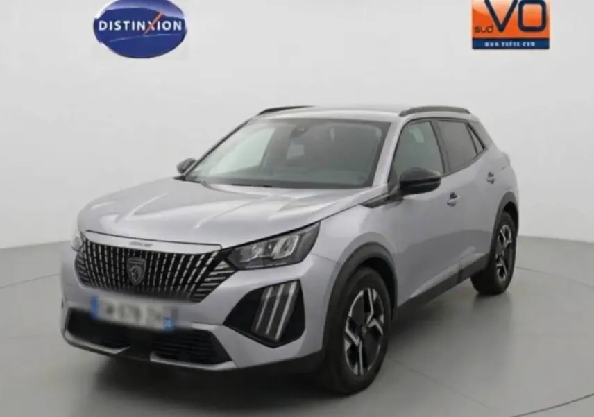 Peugeot 2008 Hybrid gris en 3/4 avant droit, avec calandre noire distinctive et jantes alliage 17 pouces.