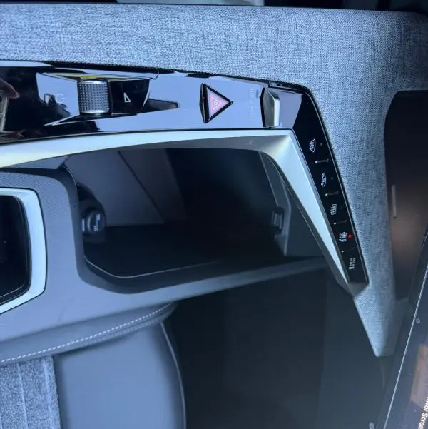 Détail de la console centrale du Peugeot 3008 Hybrid 145 e-DCS6 Allure 2025, avec commandes et finition tissu gris.