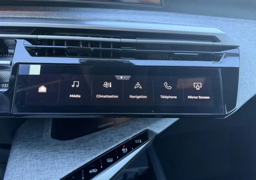 Vue rapprochée de l'écran tactile central du Peugeot 3008 Hybrid 145 e-DCS6 Allure 2025, avec interface multimédia et climatisation.