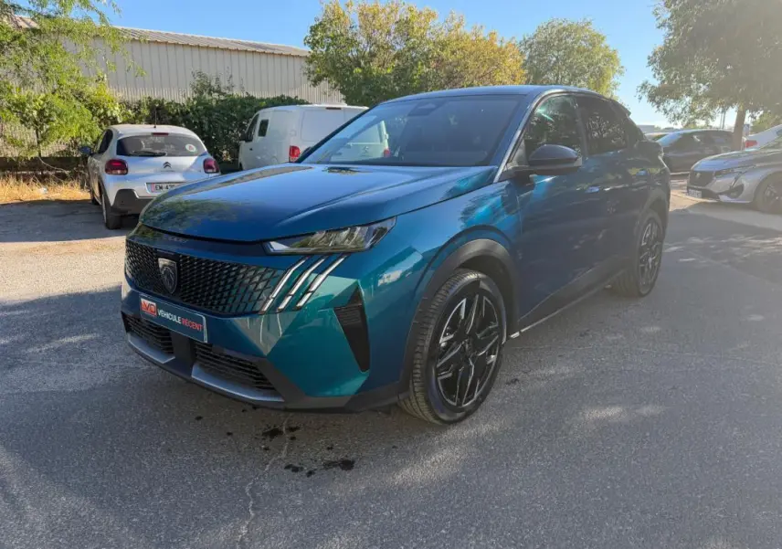 Peugeot 3008 Hybrid bleu en 3/4 avant droit, avec calandre noire distinctive et jantes noires brillantes.