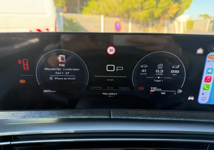Tableau de bord numérique du Peugeot 3008 Hybrid 145 e-DCS6 Allure 2025, affichage des données de conduite et multimédia.