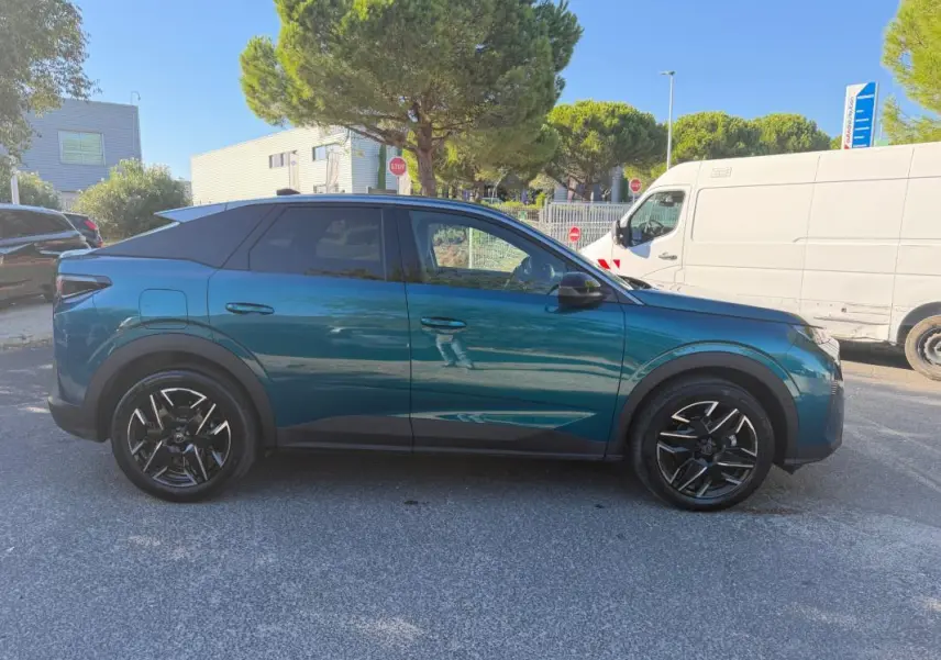 Peugeot 3008 Hybrid 145 e-DCS6 Allure bleu, vue de profil côté gauche, avec jantes noires distinctives.
