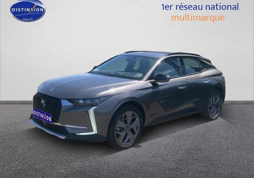 DS4 E-tense 225 gris platinium en 3/4 avant droit avec calandre distinctive et jantes 19 pouces.