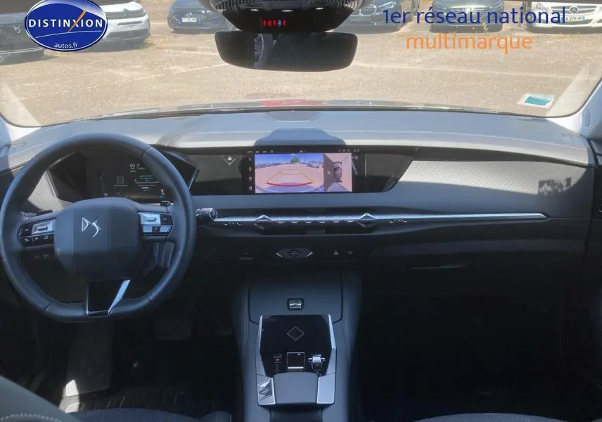 Intérieur du DS4 E-tense 225 gris platinium, vue du tableau de bord avec écran tactile et volant cuir noir.